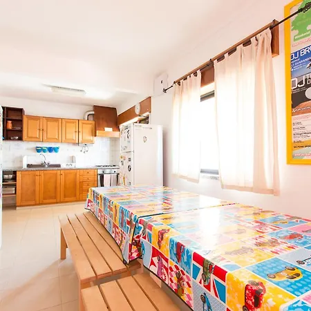 אכסניה Baleal Surf Camp - 1 *
